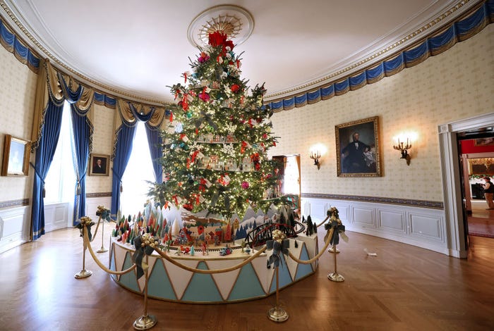 Đệ nhất phu nhân trang hoàng Nhà Trắng đón Giáng sinh: Giăng hơn 140,000 bóng đèn, tậu 98 cây thông gây choáng ngợp- Ảnh 13.