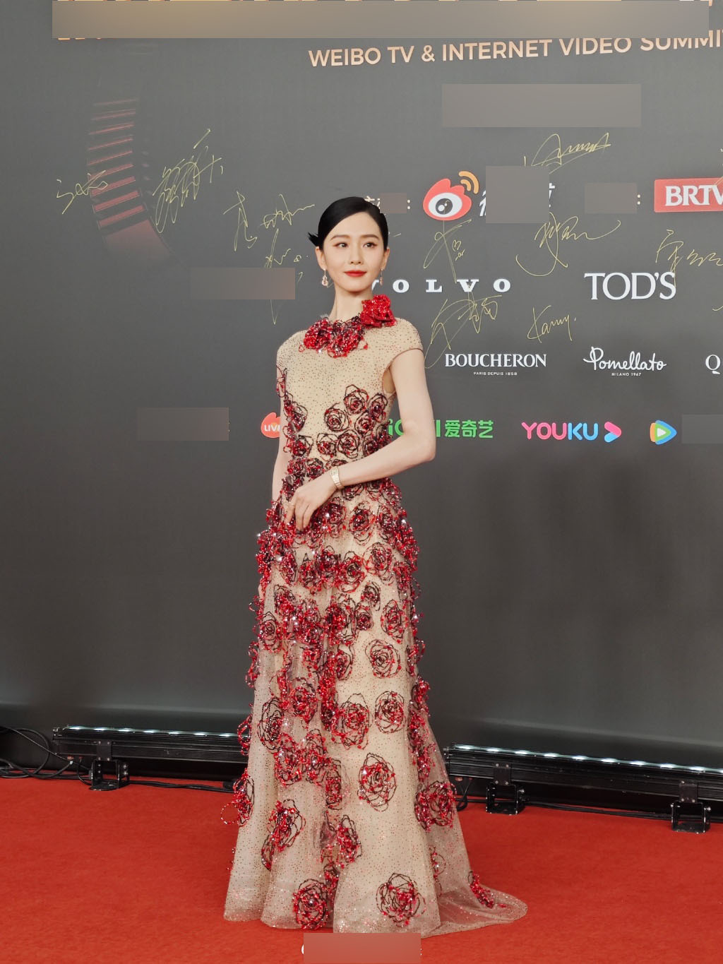 Thảm đỏ Đêm hội Tầm nhìn Weibo 2023: Dàn tiểu Hoa "thi nhau" o ép vòng 1, Lưu Thi Thi liệu có lép vế?- Ảnh 2.
