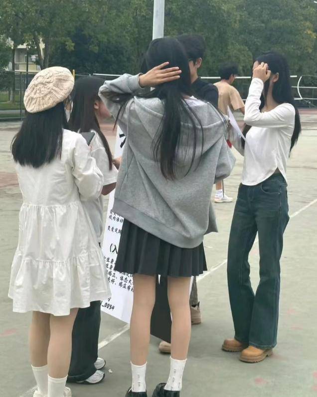Bức ảnh chụp trộm trong trường ĐH bất ngờ viral khắp mạng: Khi "bóng lưng của một người cũng tiết lộ gia cảnh"- Ảnh 2.