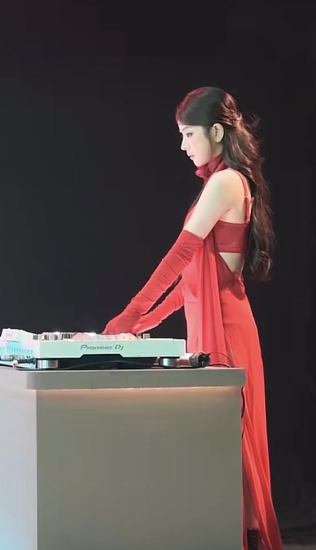 DJ Mie sau khi chia tay Hồng Thanh: Chạy show liên tục, lộ khoảnh khắc ủ rũ mệt mỏi- Ảnh 4.
