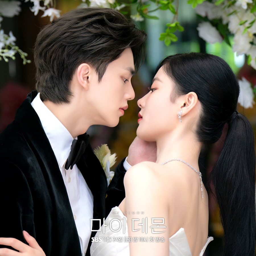 Review phim lãng mạn hot "My demon": Nội dung cực cuốn, Song Kang và Kim Yoo Jung tạo "chemistry" tràn bờ đê- Ảnh 6. Review phim lãng mạn hot "My demon": Nội dung cực cuốn, Song Kang và Kim Yoo Jung tạo "chemistry" tràn bờ đê- Ảnh 6.