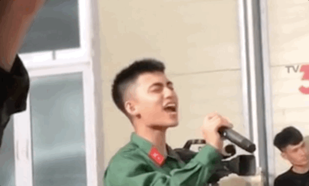 Bắt gặp MONO đầu đinh cực bảnh qua cam thường, vừa hát vừa nhảy cực sung trong quân ngũ- Ảnh 2.