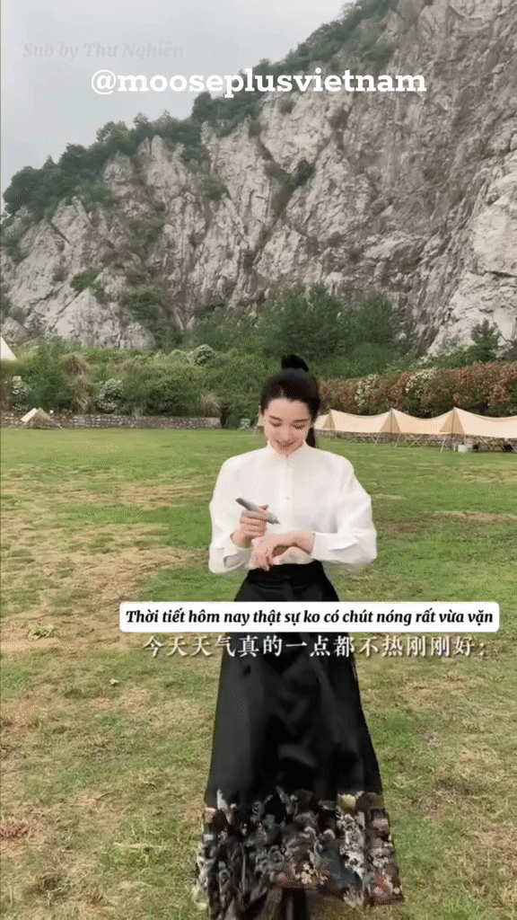 Kiểu áo ruột của "phú bà" Đào Hỷ Nhi: Thanh lịch, nền nã lại sang nức nở, nàng nào cũng nên sắm về tủ đồ- Ảnh 4.