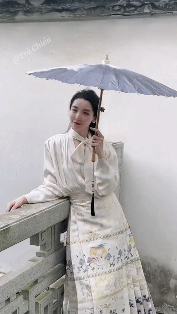 Kiểu áo ruột của "phú bà" Đào Hỷ Nhi: Thanh lịch, nền nã lại sang nức nở, nàng nào cũng nên sắm về tủ đồ- Ảnh 3.