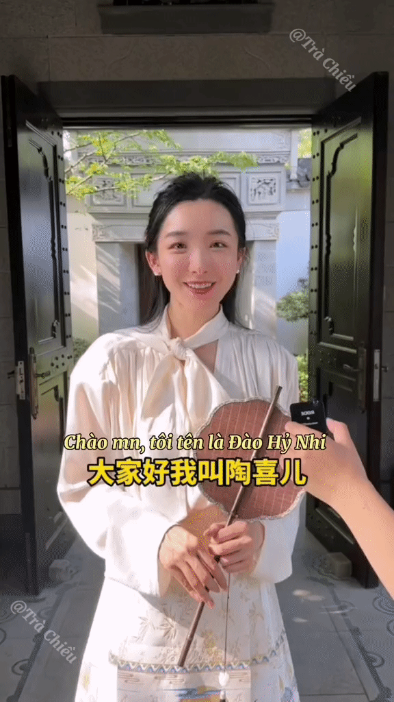 Kiểu áo ruột của "phú bà" Đào Hỷ Nhi: Thanh lịch, nền nã lại sang nức nở, nàng nào cũng nên sắm về tủ đồ- Ảnh 1.