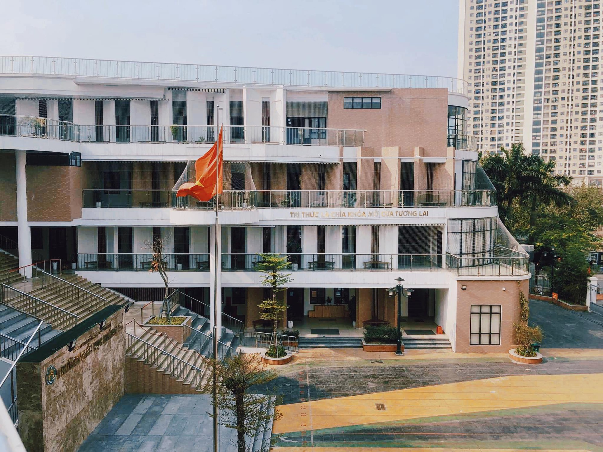Ngôi trường cấp 1 công lập ở Hà Nội khiến nhiều phụ huynh đi qua phải ngỡ ngàng: To đẹp, bề thế quá!- Ảnh 3.