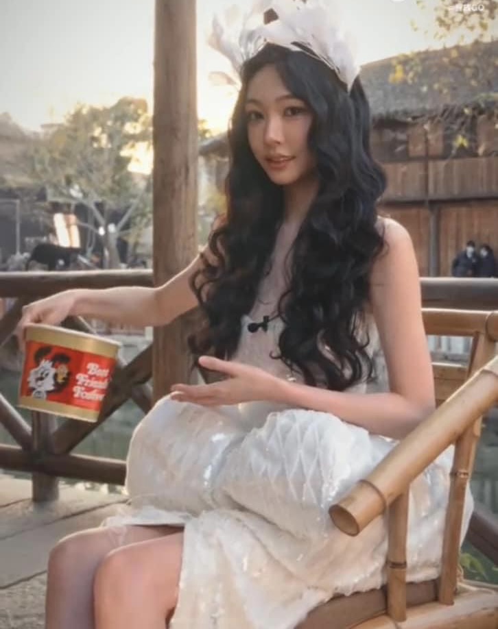 Hot girl Douyin gây thất vọng với nhan sắc thật tại event GQ, diện hẳn đồ Chanel nhưng trông không sang- Ảnh 4. Hot girl Douyin gây thất vọng với nhan sắc thật tại event GQ, diện hẳn đồ Chanel nhưng trông không sang- Ảnh 4.