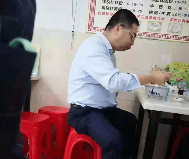 Hai tỷ phú Thâm Quyến, một người đi tàu điện ngầm, người kia ăn bát bún 26 ngàn trong một cửa tiệm nhỏ - Ảnh 5.