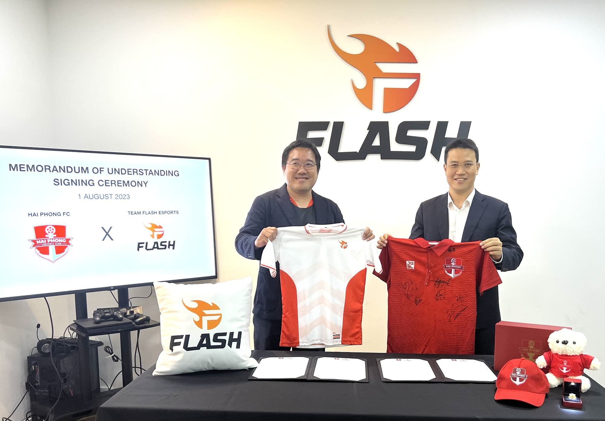 Team Flash bất ngờ hợp tác với một CLB bóng đá nổi tiếng, fan háo hức rủ nhau ăn mừng - Ảnh 1.