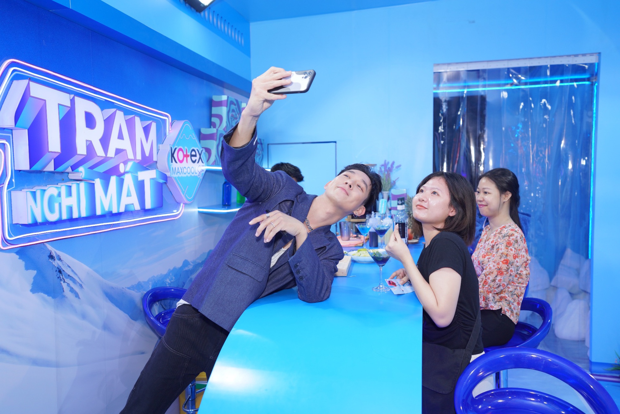 Còn gì bằng giải nhiệt tại “Đường trượt mát lạnh êm” giữa mùa hè, lại còn được Song Luân đích thân mời nước - Ảnh 2.