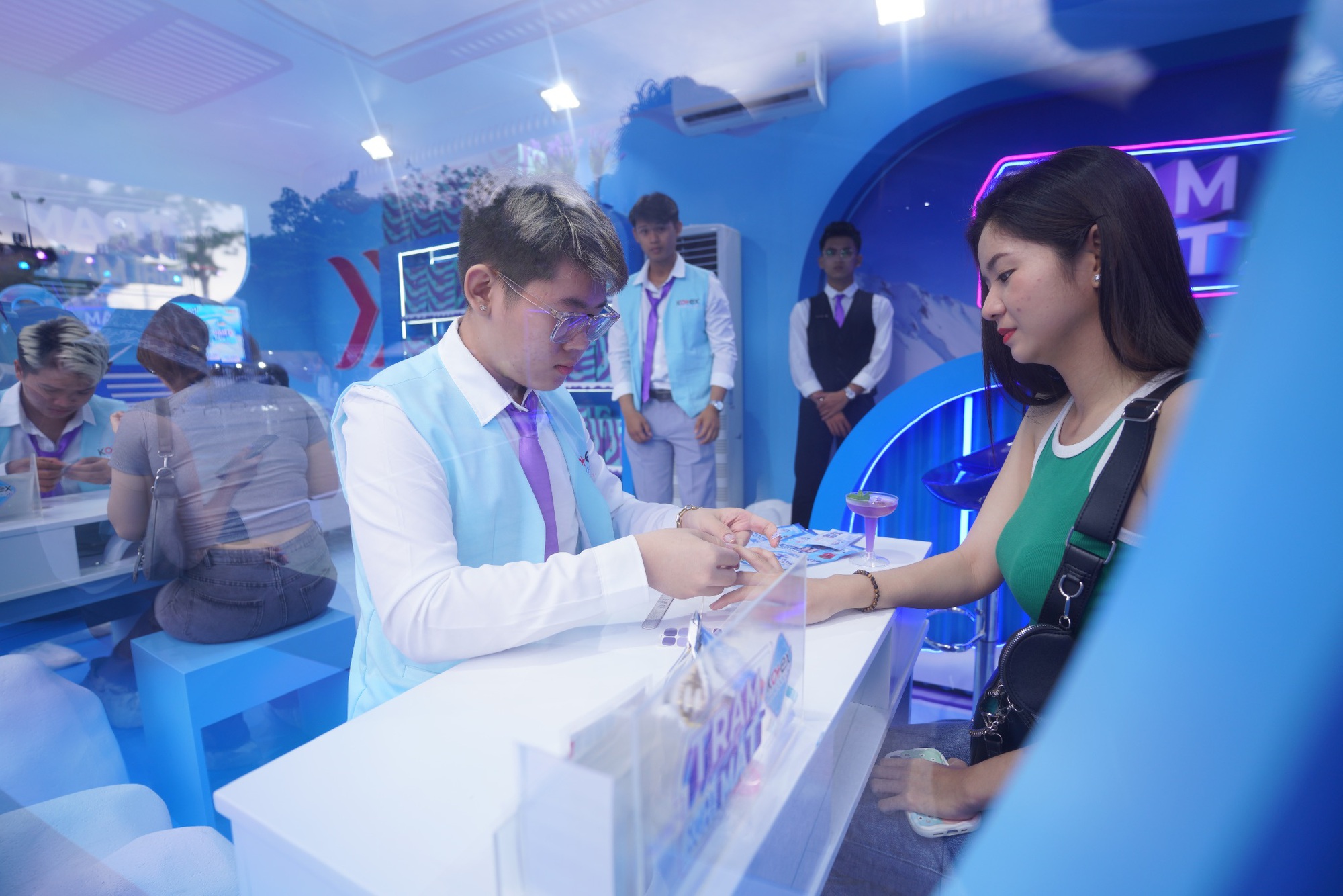 Còn gì bằng giải nhiệt tại “Đường trượt mát lạnh êm” giữa mùa hè, lại còn được Song Luân đích thân mời nước - Ảnh 11.