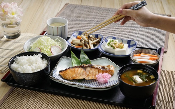 Khảo sát bữa ăn của 92.000 người Nhật: Điểm chung của trường thọ là ăn ít 1 món, ăn nhiều 7 món - Ảnh 2.