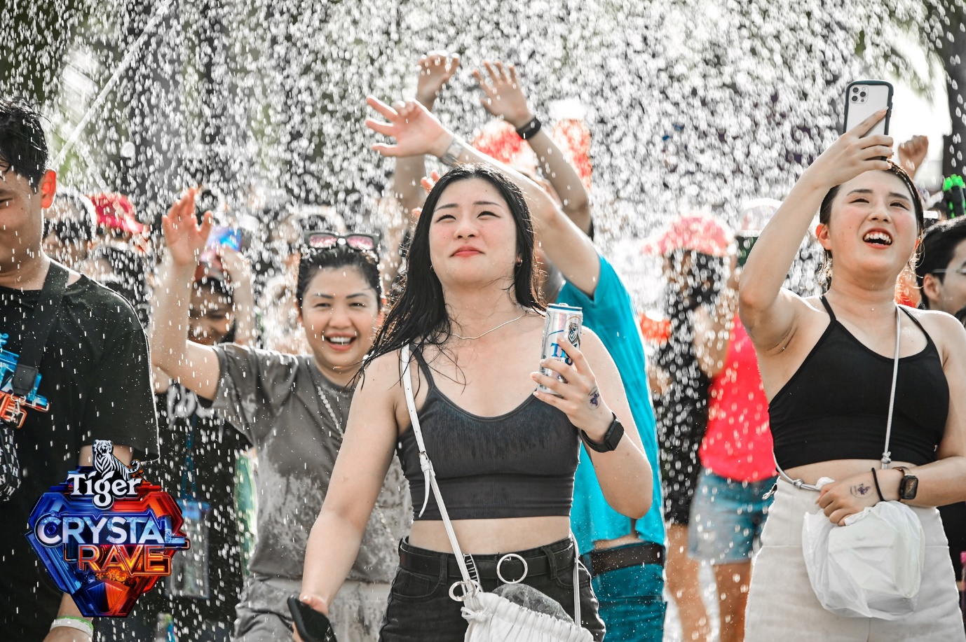 Với 55.000 khán giả Đà Nẵng - Tiger Crystal Rave xứng danh EDM Festival té nước cực khủng - Ảnh 3. Với 55.000 khán giả Đà Nẵng - Tiger Crystal Rave xứng danh EDM Festival té nước cực khủng - Ảnh 3.