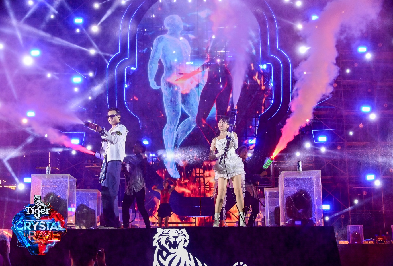 Với 55.000 khán giả Đà Nẵng - Tiger Crystal Rave xứng danh EDM Festival té nước cực khủng - Ảnh 4. Với 55.000 khán giả Đà Nẵng - Tiger Crystal Rave xứng danh EDM Festival té nước cực khủng - Ảnh 4.