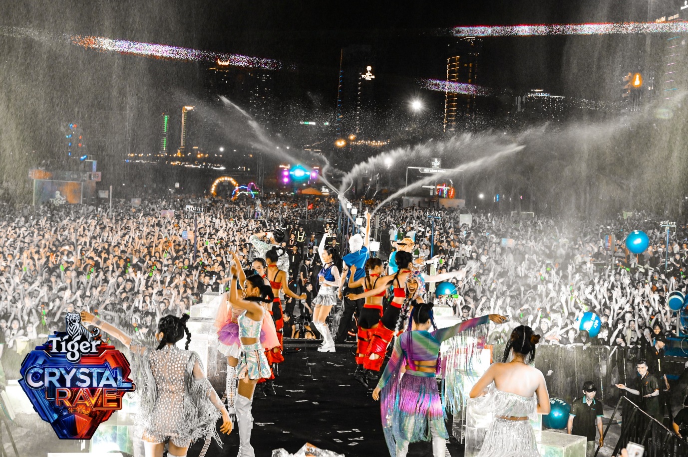 Với 55.000 khán giả Đà Nẵng - Tiger Crystal Rave xứng danh EDM Festival té nước cực khủng - Ảnh 5. Với 55.000 khán giả Đà Nẵng - Tiger Crystal Rave xứng danh EDM Festival té nước cực khủng - Ảnh 5.