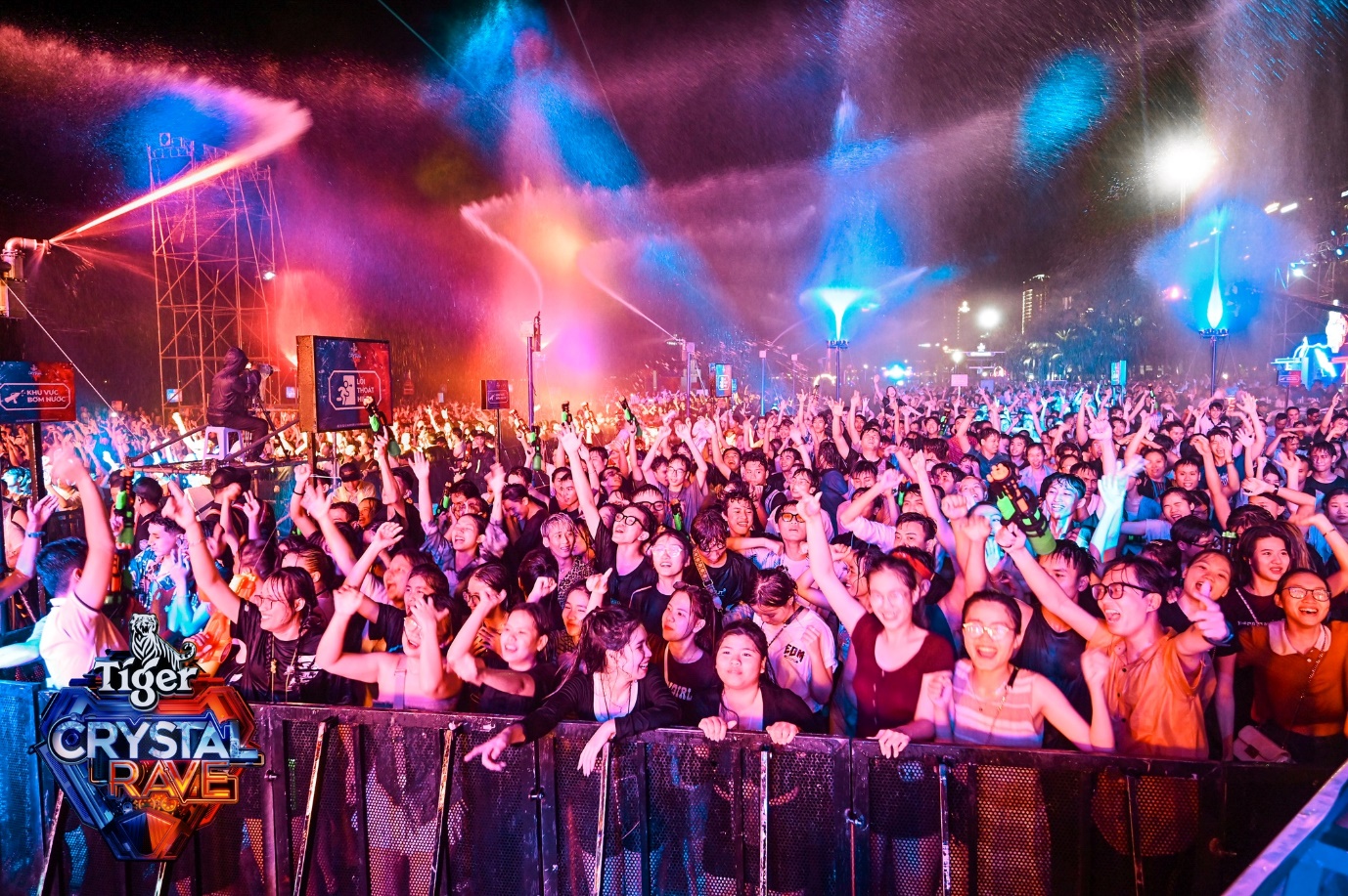 Với 55.000 khán giả Đà Nẵng - Tiger Crystal Rave xứng danh EDM Festival té nước cực khủng - Ảnh 6. Với 55.000 khán giả Đà Nẵng - Tiger Crystal Rave xứng danh EDM Festival té nước cực khủng - Ảnh 6.