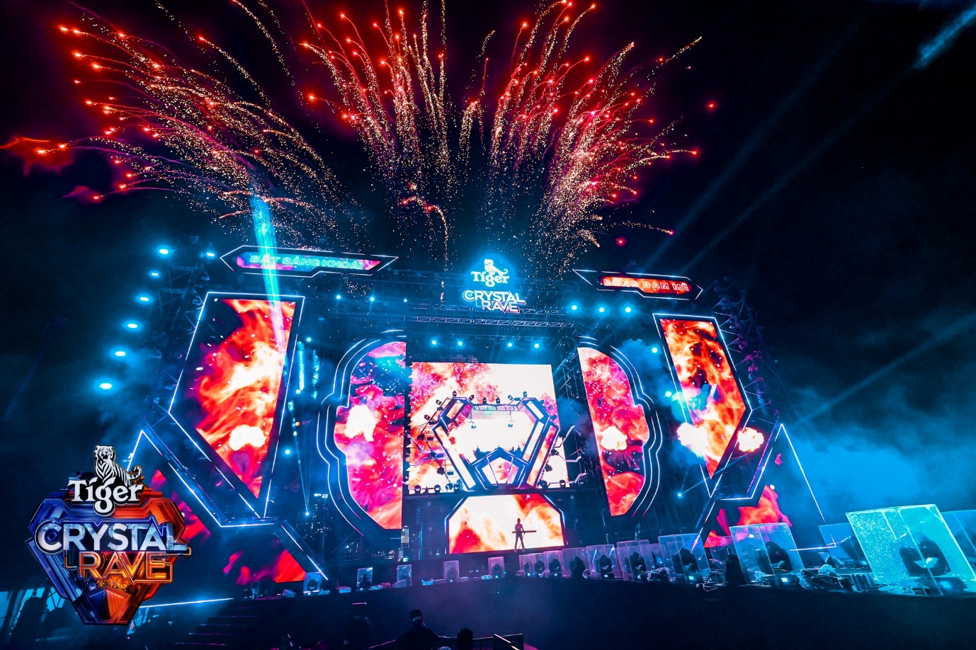 Với 55.000 khán giả Đà Nẵng - Tiger Crystal Rave xứng danh EDM Festival té nước cực khủng - Ảnh 7. Với 55.000 khán giả Đà Nẵng - Tiger Crystal Rave xứng danh EDM Festival té nước cực khủng - Ảnh 7.