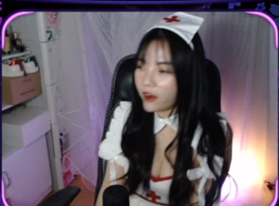Mẹ một con cosplay y tá lên livestream, cả kênh sóng &quot;bùng nổ&quot; - Ảnh 6.