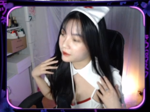 Mẹ một con cosplay y tá lên livestream, cả kênh sóng &quot;bùng nổ&quot; - Ảnh 1.