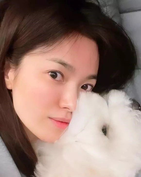 Có ai như Song Hye Kyo: Để mặt mộc lộ nếp nhăn, đại mỹ nhân không thèm sợ lão hoá - Ảnh 4.