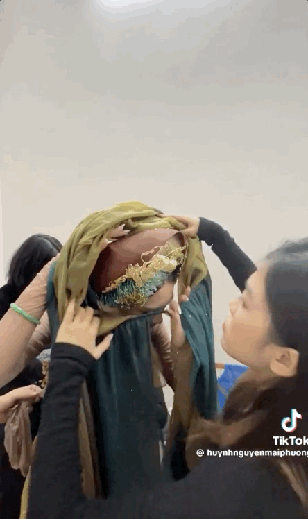 Đỗ Hà lộ vết rớm máu, Thiên Ân bầm tím ở vai và loạt mỹ nhân gặp sự cố khi diễn Trang phục dân tộc - Ảnh 8.