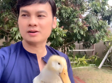 NSƯT Kim Tiểu Long: Từng phải bưng nước cho Kim Tử Long và cuộc sống tại Mỹ ở tuổi 49 - Ảnh 4.
