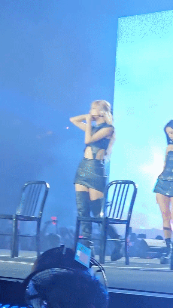 Lisa diện đồ hở bạo khiến Jisoo - Jennie cũng sốc, Rosé ngại tới nỗi “đánh yêu&quot; bạn thân  - Ảnh 6.