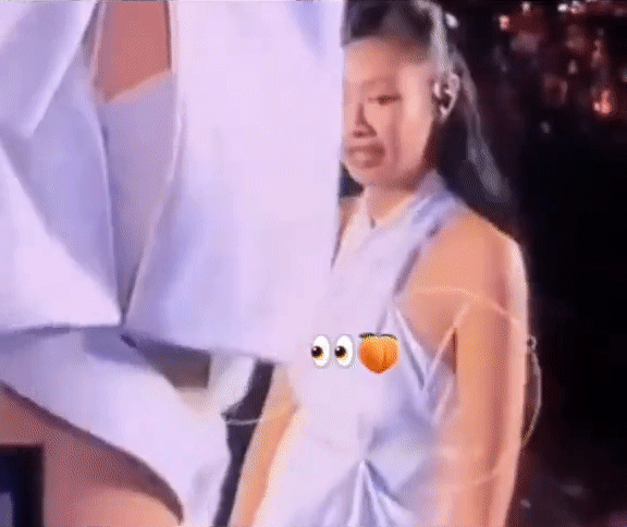 Lisa diện đồ hở bạo khiến Jisoo - Jennie cũng sốc, Rosé ngại tới nỗi “đánh yêu&quot; bạn thân  - Ảnh 3.