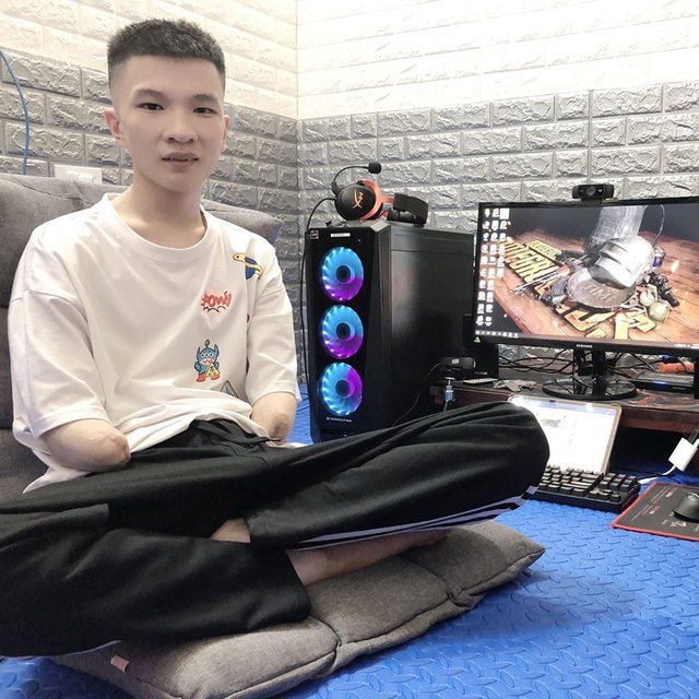Streamer nổi tiếng chơi game bằng chân công khai bạn gái &quot;xinh như mộng&quot;, fan nam ghen tị ra mặt! - Ảnh 1.