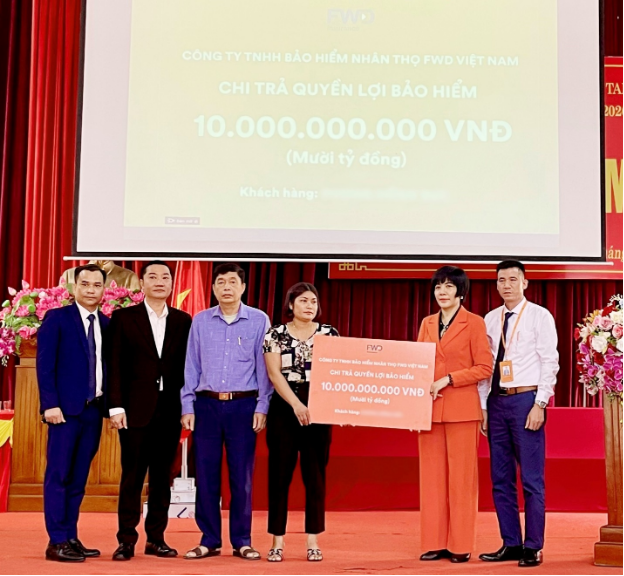 Một khách hàng tham gia &quot;FWD Đón đầu thay đổi 3.0&quot; nhận chi trả 10 tỷ đồng - Ảnh 1.
