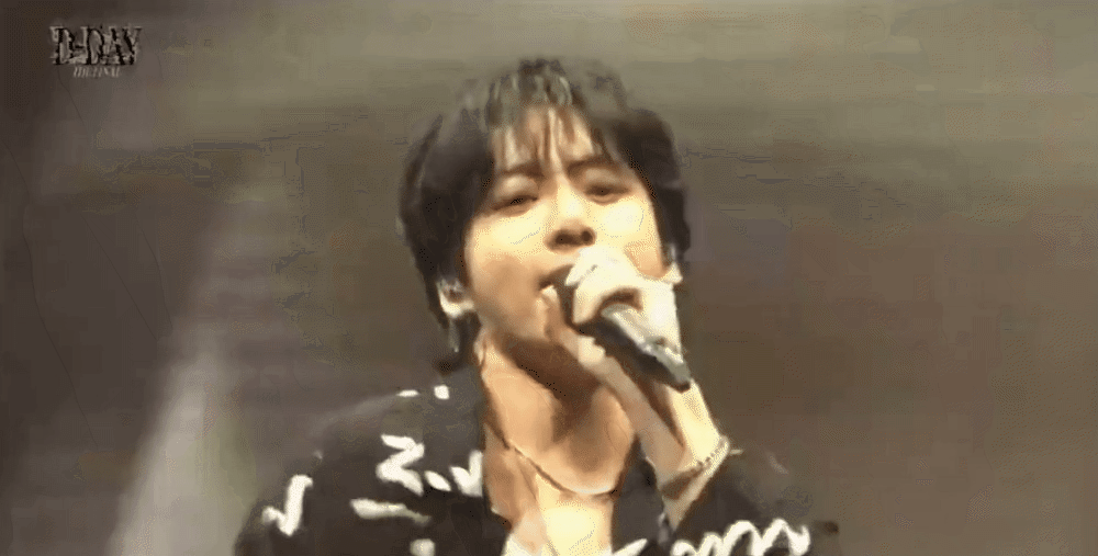 Jung Kook bất ngờ xuất hiện, diễn live Seven “cực cháy” trong concert của Suga dù đang bị ốm  - Ảnh 4.