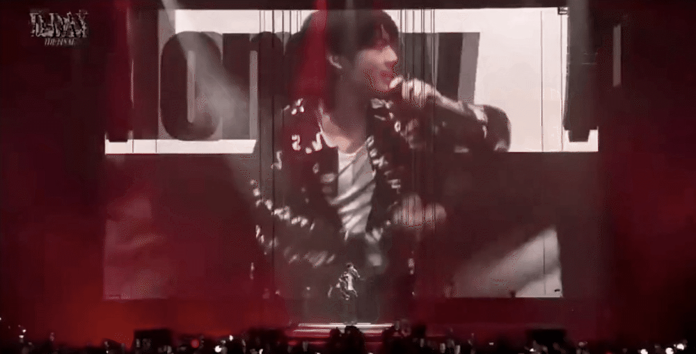 Jung Kook bất ngờ xuất hiện, diễn live Seven “cực cháy” trong concert của Suga dù đang bị ốm  - Ảnh 5.