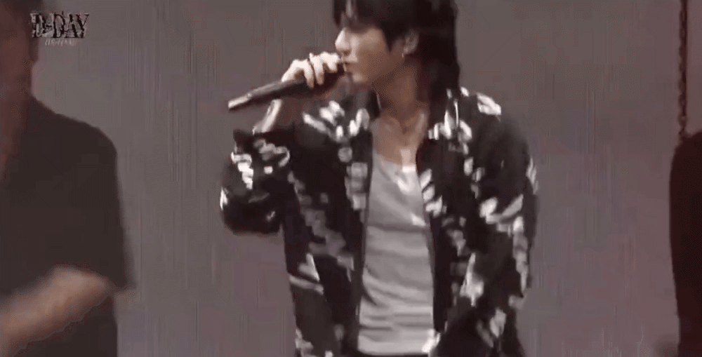Jung Kook bất ngờ xuất hiện, diễn live Seven “cực cháy” trong concert của Suga dù đang bị ốm  - Ảnh 6.