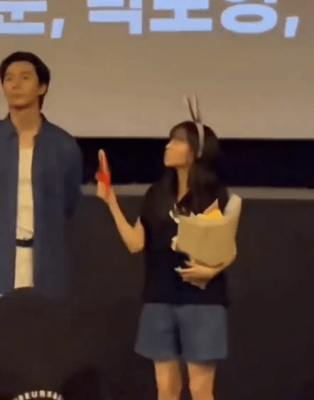 Tranh cãi việc Park Seo Joon có thái độ bất lịch sự với Park Bo Young ngay tại sự kiện - Ảnh 2.