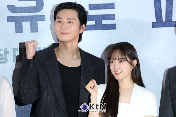 Tranh cãi việc Park Seo Joon có thái độ bất lịch sự với Park Bo Young ngay tại sự kiện - Ảnh 3.