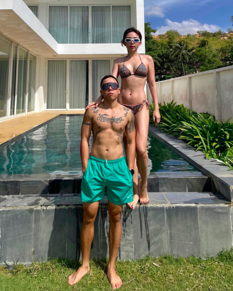 Tóc Tiên diện bikini "cực cháy" khoe body mướt mắt, biểu cảm Hoàng Touliver khi tình tứ bên bà xã gây chú ý - Ảnh 6. Tóc Tiên diện bikini "cực cháy" khoe body mướt mắt, biểu cảm Hoàng Touliver khi tình tứ bên bà xã gây chú ý - Ảnh 6.