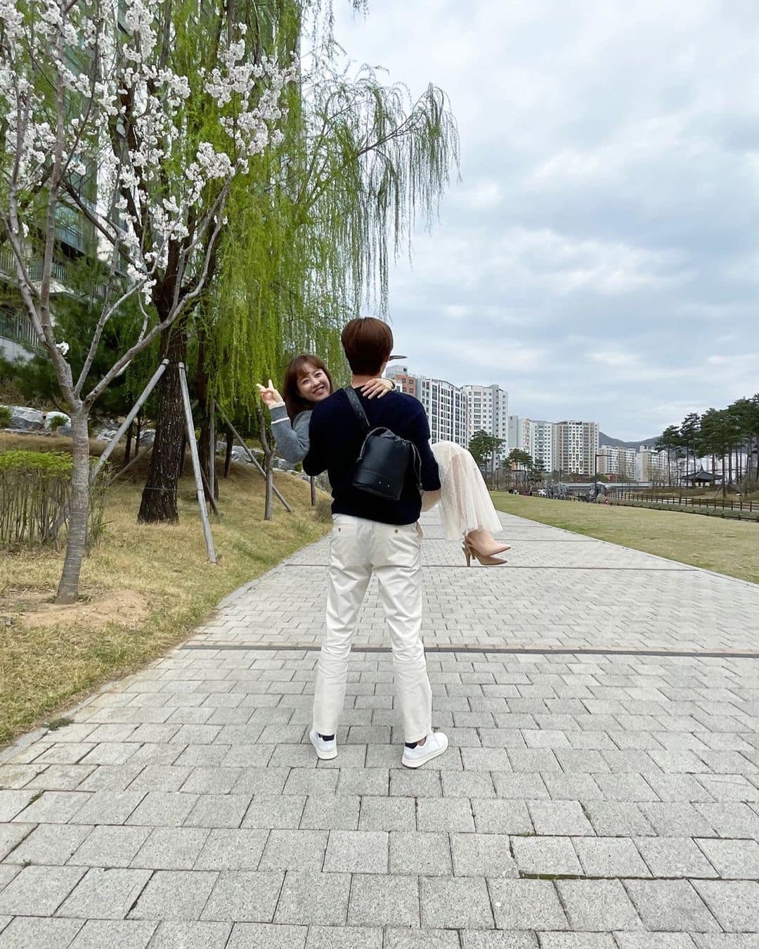 Cặp đôi bùng nổ visual được hóng nhất hiện tại, chênh lệch chiều cao quá lớn khiến netizen thích thú - Ảnh 8.