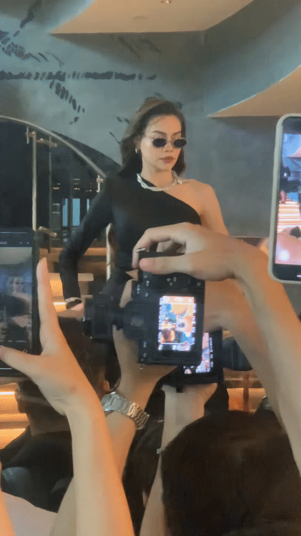 Đẳng cấp Hà Hồ: Vừa xuất hiện đã được “rừng” camera bủa vây, thần thái sang chảnh cuốn hút cả đám đông