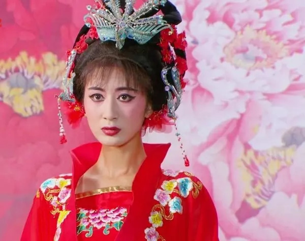 5 tân nương xấu nhất màn ảnh Hoa ngữ: Nữ chính Trường Nguyệt Tẫn Minh bị ví với thịt bò ba chỉ, cô cuối lòe loẹt thuộc hàng thảm họa - Ảnh 11. 5 tân nương xấu nhất màn ảnh Hoa ngữ: Nữ chính Trường Nguyệt Tẫn Minh bị ví với thịt bò ba chỉ, cô cuối lòe loẹt thuộc hàng thảm họa - Ảnh 11.