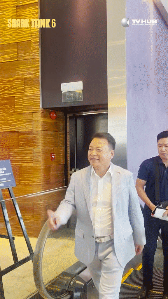 Shark Bình lẻ bóng, Shark Hưng và phu nhân tình tứ sánh đôi tại sự kiện Shark Tank - Ảnh 2. Shark Bình lẻ bóng, Shark Hưng và phu nhân tình tứ sánh đôi tại sự kiện Shark Tank - Ảnh 2.