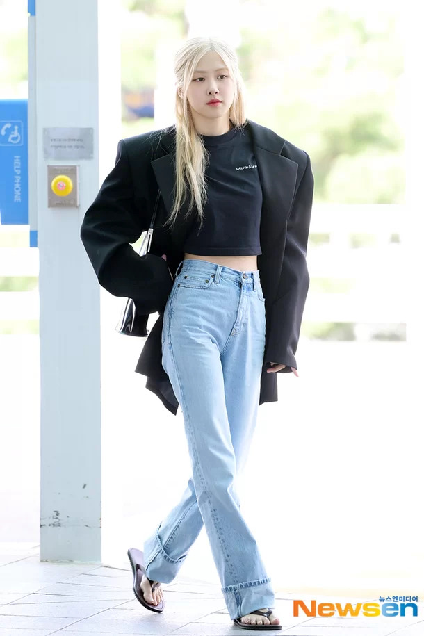Rosé lộ diện sau tin 3 thành viên BLACKPINK đồng loạt rời YG, biểu cảm sao thế này? - Ảnh 2.