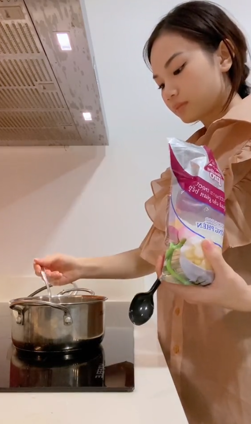 Bị nữ trợ lý liên tục "pressing" tình cảm, nam streamer dù FA nhưng vẫn "né chốt" cực dứt khoát! - Ảnh 1. Bị nữ trợ lý liên tục "pressing" tình cảm, nam streamer dù FA nhưng vẫn "né chốt" cực dứt khoát! - Ảnh 1.