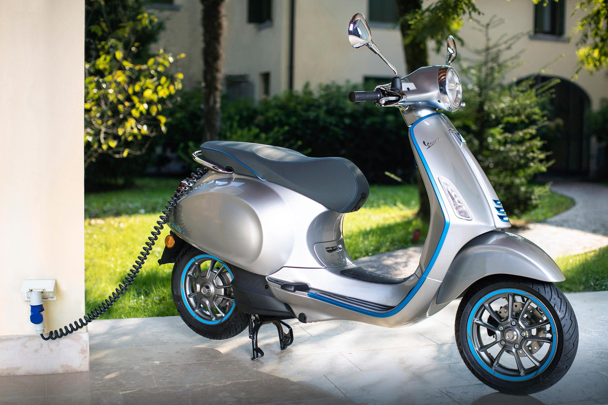 Xe máy điện đắt nhất của Vespa tại Việt Nam: Giá gần gấp 4 lần bản xăng, sạc đầy 4 giờ, đi 100km - Ảnh 4.