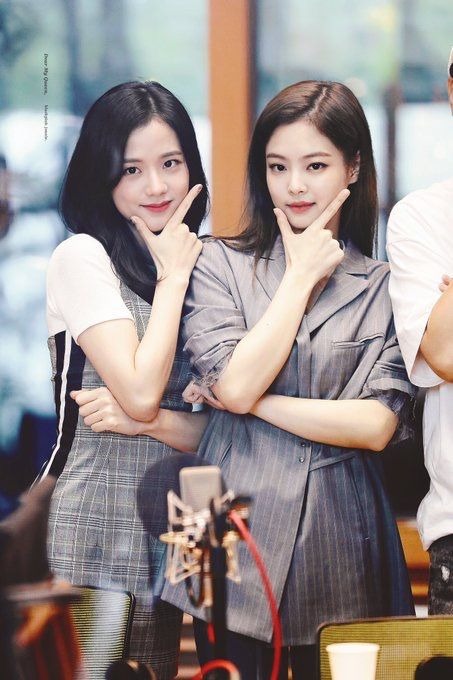 Jennie ở đâu trong lúc các thành viên BLACKPINK tới ủng hộ Lisa diễn ở hộp đêm thoát y? - Ảnh 4.