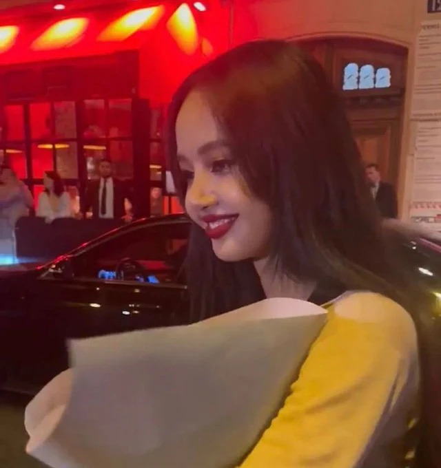 Ảnh hot hút nửa triệu view: Y phục Lisa (BLACKPINK) lột ra, ném xuống phía khán giả ở hộp đêm thoát y được công khai - Ảnh 4.