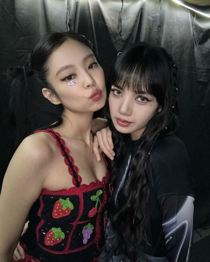 Jennie ở đâu trong lúc các thành viên BLACKPINK tới ủng hộ Lisa diễn ở hộp đêm thoát y? - Ảnh 2.