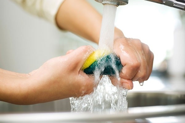 Vật dụng quen thuộc trong nhà bếp nhưng đến xà phòng và nước nóng cũng không thể tiêu diệt hết vi khuẩn - Ảnh 3.