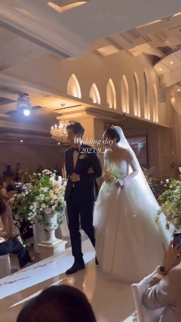 Loạt ảnh trong hôn lễ đẹp như phim của mỹ nhân Dream High: Nhan sắc cô dâu gây sốt, cặp đôi hôn nhau đắm đuối - Ảnh 3.