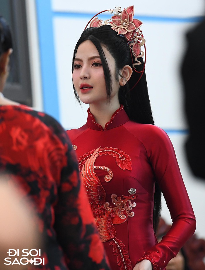 Chu Thanh Huyền vẫn chọn kiểu tóc xõa cho đám hỏi, diện 2 mẫu áo dài có ý nghĩa ấn tượng- Ảnh 4.