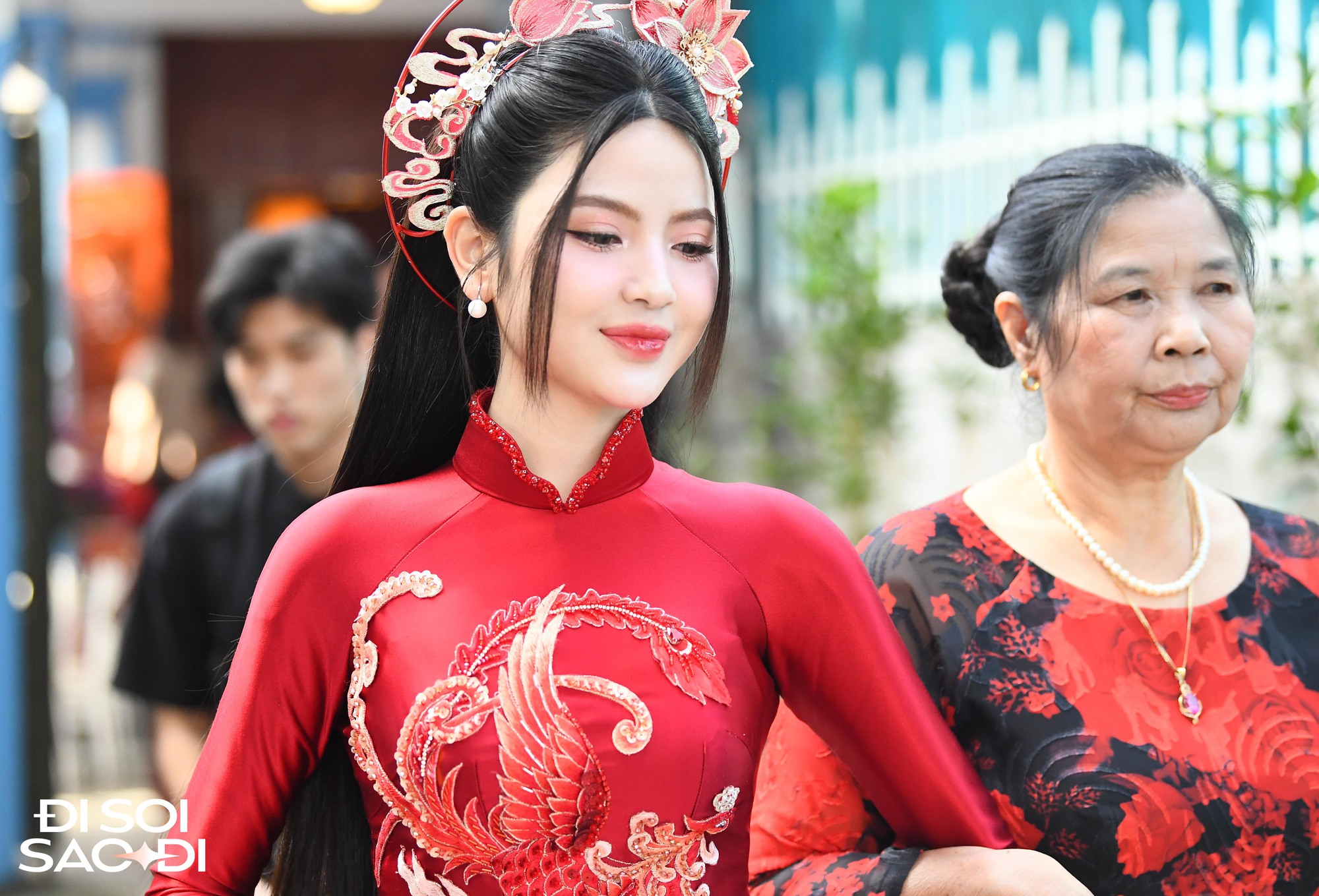 Chu Thanh Huyền vẫn chọn kiểu tóc xõa cho đám hỏi, diện 2 mẫu áo dài có ý nghĩa ấn tượng- Ảnh 3.